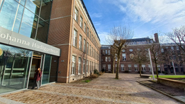 909582 Gezicht op het Johanna Hudiggebouw van de Universiteit Utrecht (Achter St. Pieter 200, voormalig Provinciehuis) ...